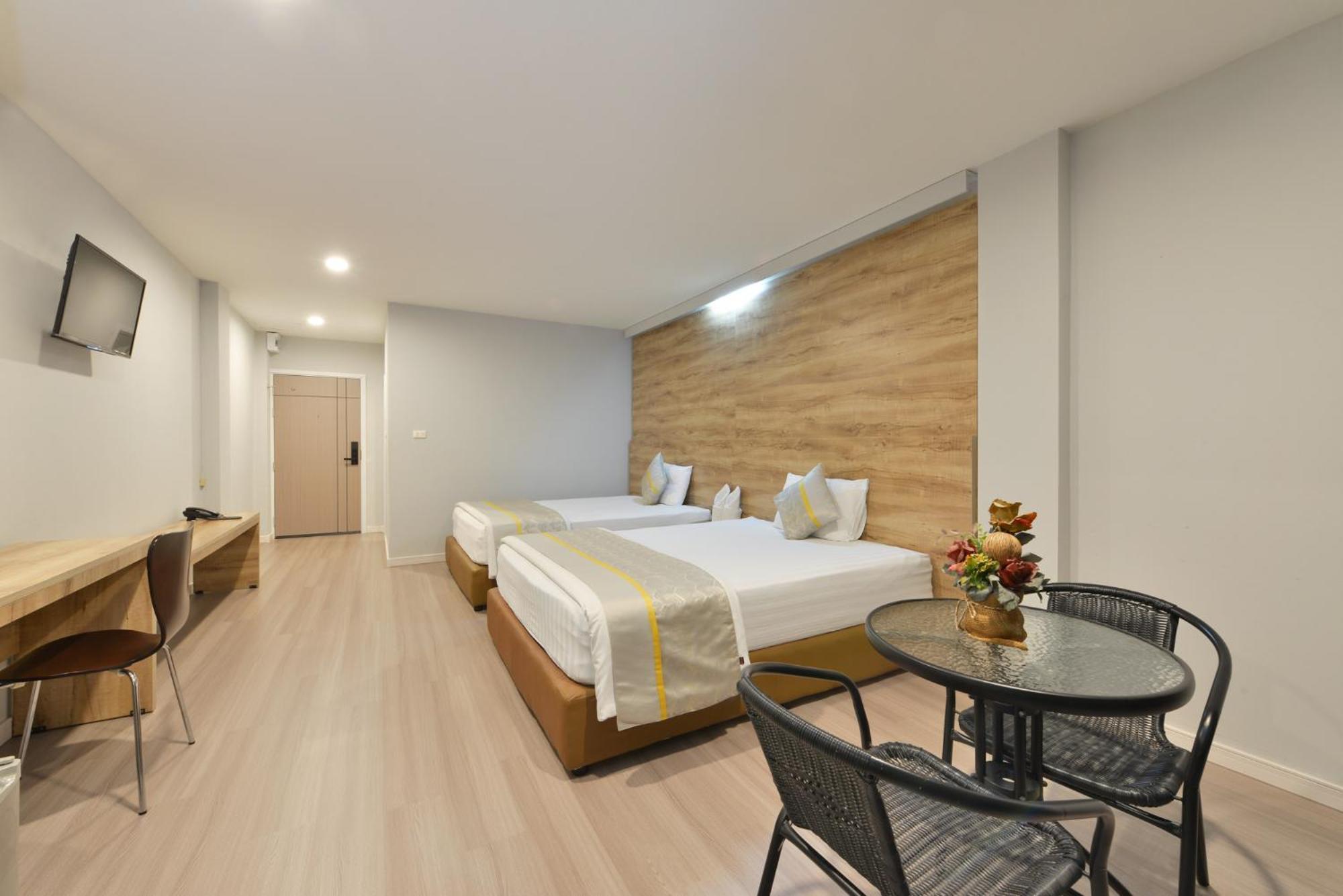 Berich Hotel Tak Exterior photo